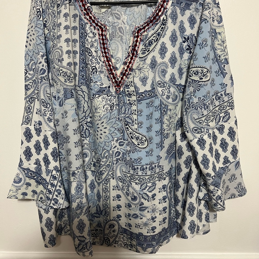 New Direction 2X bell sleeve top. Gently used.
